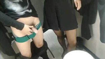 这对情侣又在试衣间搞事情了