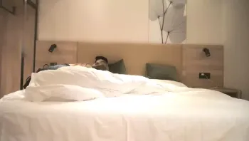 一张床4个人轮流用，25岁的知性美女小姐姐，典型的气质型的大美女，年龄不算大但是已经很老练了，闺蜜和炮友干完了轮到她们了【精华版】-高清原版无水印