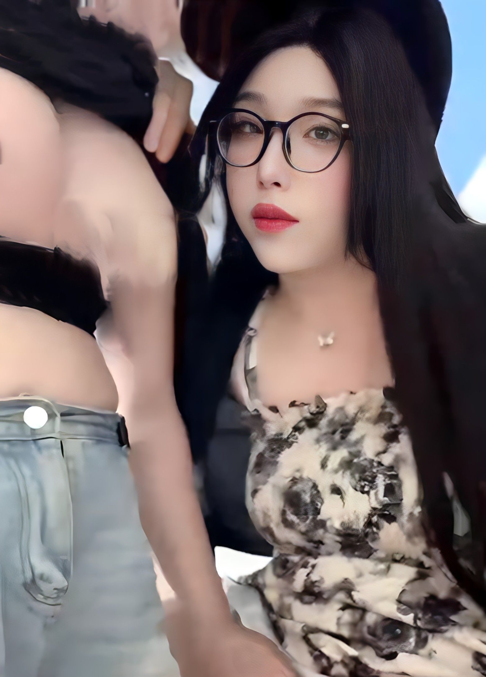 TS嘉仪：去脱毛了，被小姐姐握着鸡鸡脱毛，从黑森林变白虎，从毛茸茸变光溜溜 yEg